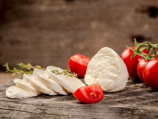 【プライベートツアー】モッツァレラチーズ工場見学ツアー パエストゥムの遺跡見学付き＜車＋ガイド貸切／日本語／ナポリ発＞ by Zenzero