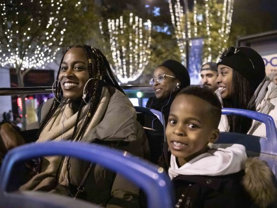 【2026年11月23日～2027年1月3日】クリスマス限定 イルミネーションツアー！環境にやさしいオープントップバス＋パリ街歩きアプリ＜1.5時間＞