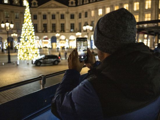 【2026年11月23日～2027年1月3日】クリスマス限定 イルミネーションツアー！環境にやさしいオープントップバス＋パリ街歩きアプリ＜1.5時間＞