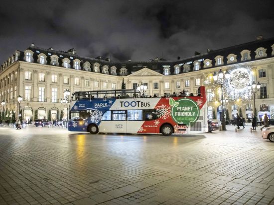 【2026年11月23日～2027年1月3日】クリスマス限定 イルミネーションツアー！環境にやさしいオープントップバス＋パリ街歩きアプリ＜1.5時間＞