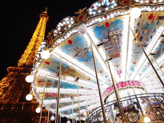 【2026年11月23日～2027年1月3日】クリスマス限定 イルミネーションツアー！環境にやさしいオープントップバス＋パリ街歩きアプリ＜1.5時間＞