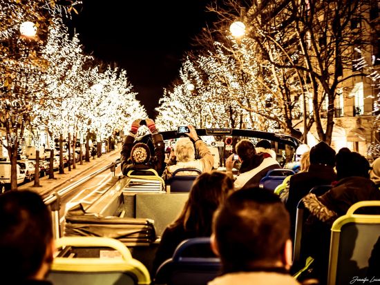 【2026年11月23日～2027年1月3日】クリスマス限定 イルミネーションツアー！環境にやさしいオープントップバス＋パリ街歩きアプリ＜1.5時間＞