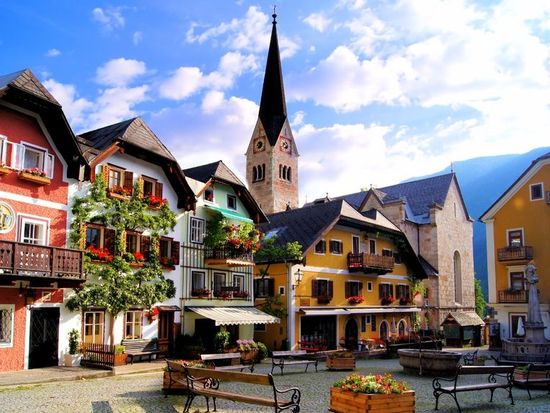 Austria_Hallstatt_Quaint Square_Lutheran Church_123RF_19424138