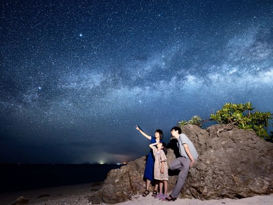 星空フォトツアー　石垣島在住の女性カメラマンが撮影！川平周辺のビーチサイドなどで満点の星空をバックに記念写真を撮ろう＜石垣島＞