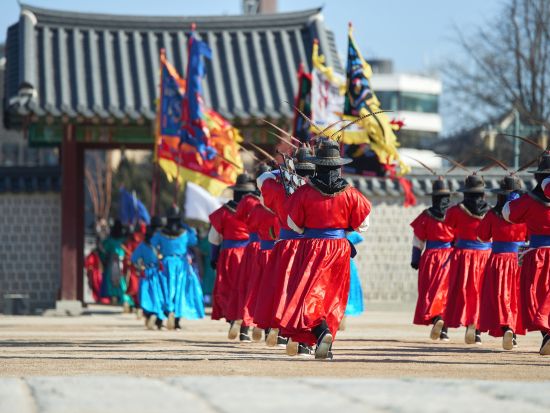 ソウル市内1日観光ツアー景福宮＋守門将交代式＋古宮博物館＋益善洞＋北村＋宗廟＋駱山公園　陳玉華ハルメ元祖タッカンマリ・王妃家サムギョプサル昼食プラン有＜日本語＞