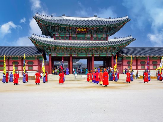 ソウル市内1日観光ツアー景福宮＋守門将交代式＋古宮博物館＋益善洞＋北村＋宗廟＋駱山公園　陳玉華ハルメ元祖タッカンマリ・王妃家サムギョプサル昼食プラン有＜日本語＞