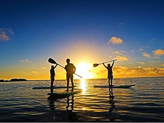 貸切サンライズSUP体験クルージング 1組限定！贅沢体験でココロもカラダもリフレッシュ！初心者大歓迎◎＜約1時間30分／南部 奥武島＞