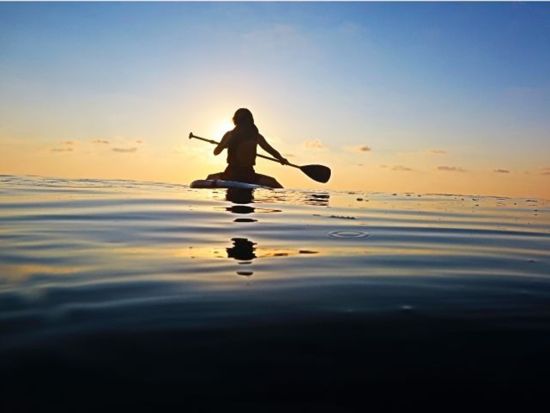 貸切サンライズSUP体験クルージング 1組限定！贅沢体験でココロもカラダもリフレッシュ！初心者大歓迎◎＜約1時間30分／南部 奥武島＞
