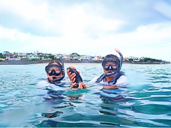 貸切シュノーケリング体験 「奥武島」で感動マリンアクティビティ！1組限定プライベートツアー エサやり体験あり◎＜約1時間30分／沖縄本島南部 奥武島＞