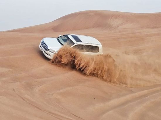 【貸切・混載】日本語ガイドで安心！デザートサファリ　砂丘ドライブ＋BBQディナー＋ファイヤーショー＜午後発／往復送迎付／BBQディナー付／ドバイ発＞