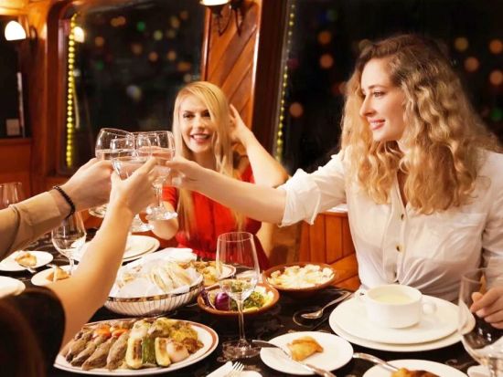 【プライベート・ディナークルーズ】アラブ伝統のダウ船5つ星ディナー　大切な人と過ごす贅沢でロマンチックな時間☆＜往復送迎付／ドバイ発＞