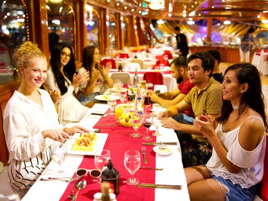 【プライベート・ディナークルーズ】アラブ伝統のダウ船5つ星ディナー　大切な人と過ごす贅沢でロマンチックな時間☆＜往復送迎付／ドバイ発＞