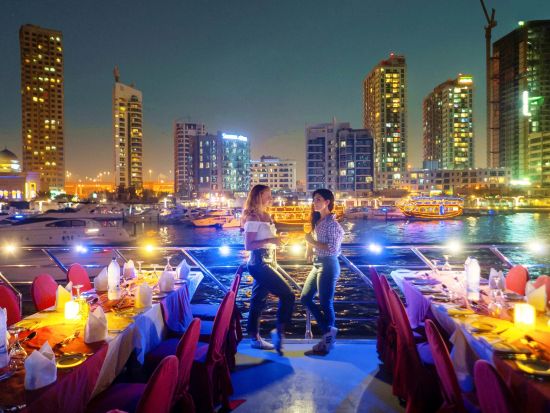 【プライベート・ディナークルーズ】アラブ伝統のダウ船5つ星ディナー　大切な人と過ごす贅沢でロマンチックな時間☆＜往復送迎付／ドバイ発＞