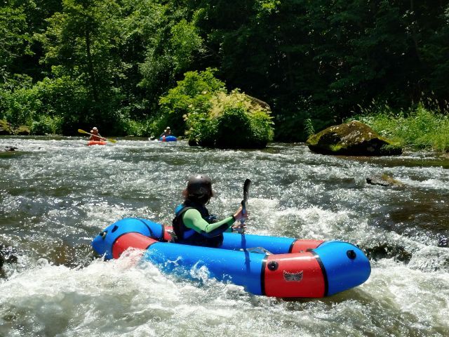 アラスカ発祥の川下りパックラフト 自分で自由自在に操船しながら
