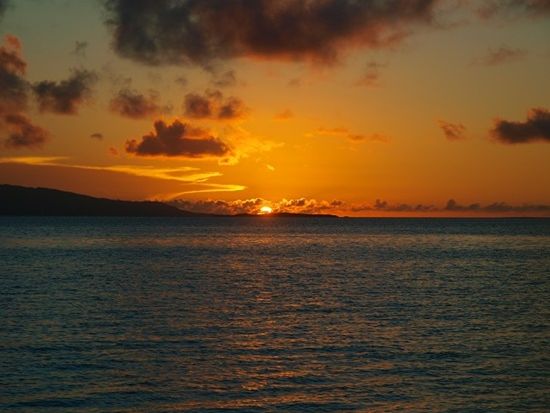 サンセットクルージング 海に沈む夕日を船上で眺める贅沢な時間を満喫