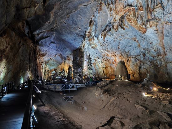 フォンニャ＝ケバン国立公園観光1日ツアー フォンニャ洞窟または天国の洞窟入場＜貸切／日本語ガイド／昼食付き／フエ発＞