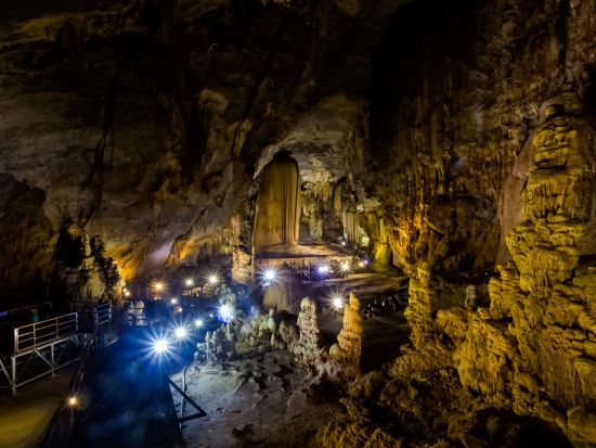 フォンニャ＝ケバン国立公園観光1日ツアー フォンニャ洞窟または天国の洞窟入場＜貸切／日本語ガイド／昼食付き／フエ発＞