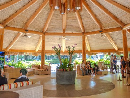 ブルーウォーター・マリバゴ・ビーチリゾート デイユース事前予約 送迎付きプランあり＜ナイトユース可／昼食ビュッフェ付き／マクタン島＞