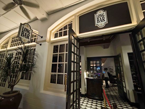 シンガポールスリング発祥の地！シンガポール名門ラッフルズホテルの「ロングバー（Long Bar）」1ドリンク＋ピーナッツ＜ミールクーポン＞
