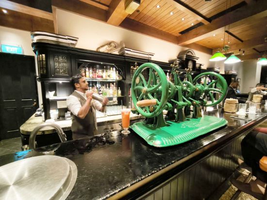 シンガポールスリング発祥の地！シンガポール名門ラッフルズホテルの「ロングバー（Long Bar）」1ドリンク＋ピーナッツ＜ミールクーポン＞