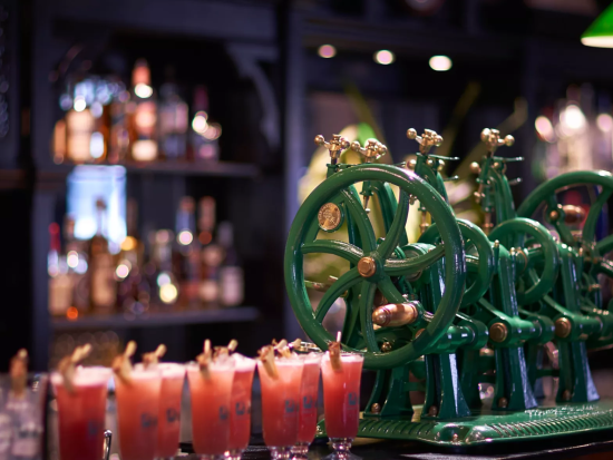 シンガポールスリング発祥の地！シンガポール名門ラッフルズホテルの「ロングバー（Long Bar）」1ドリンク＋ピーナッツ＜ミールクーポン＞