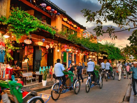 ミーソン遺跡＋バーナーヒルズ＋夜のホイアン観光ツアー　2大世界遺産と話題のフォトスポットを巡る！灯篭流し体験付き＜日本語ガイド／サクラレストランの夕食選択可＞