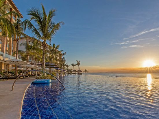 dtmc_facilities_infinitypool_sunset_b_i