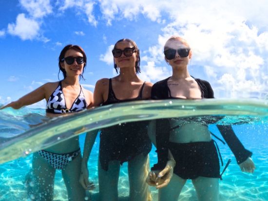 【貸切】クリアSUP 透明ボードで水中まで＜90分／ドローン撮影付／宮古島＞