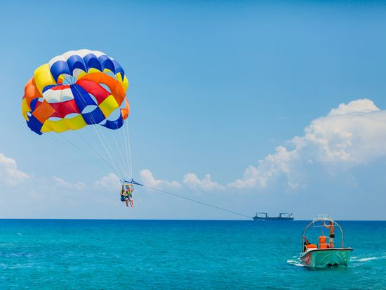 Generic_Sports_Parasailing_AdobeStock_212569138