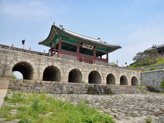 Korea_Suwon_Hwaseong Fortress_水原華城_Hwahongmun_shutterstock_197910104