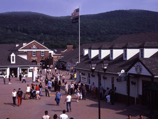 ウッドベリー・コモン・プレミアムアウトレット　往復バスチケット＋クーポンブック付き＜乗車時間自由選択／マンハッタン発着＞