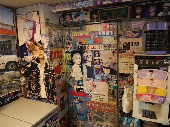 人気K-POPグループ聖地巡礼ツアー！　蚕室総合運動場＋HYBE＋鶴洞公園＋旧宿舎＋カフェ「HYUGA」＋油井食堂 ＜午後／日本語ガイド＞