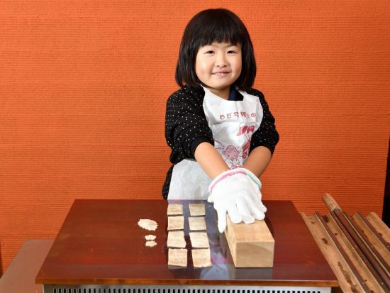 生地から作る焼き八つ橋（せんべい）づくり お抹茶体験付プランあり＜2名～8名／60分／右京区＞by 八つ橋庵とししゅうやかた