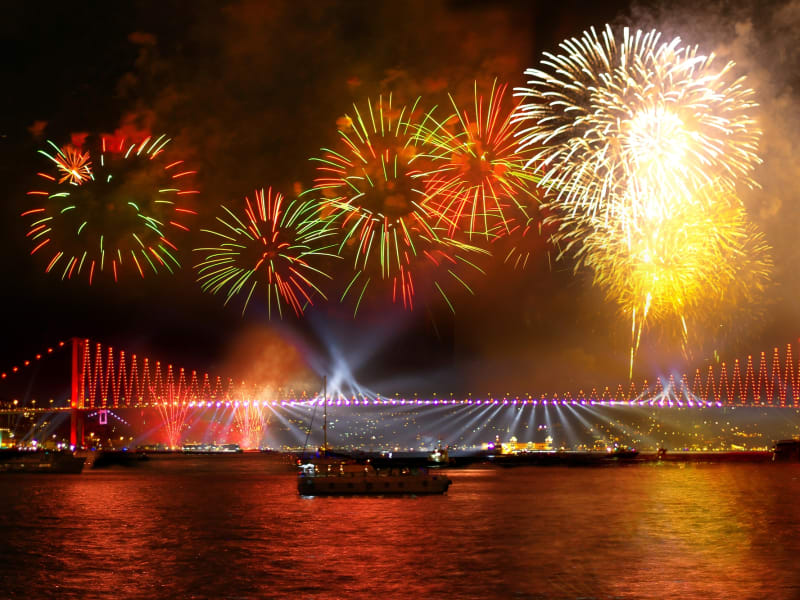 Turkey_Istanbul_Bosphorus_Fireworks_night_pixta_17493153_M