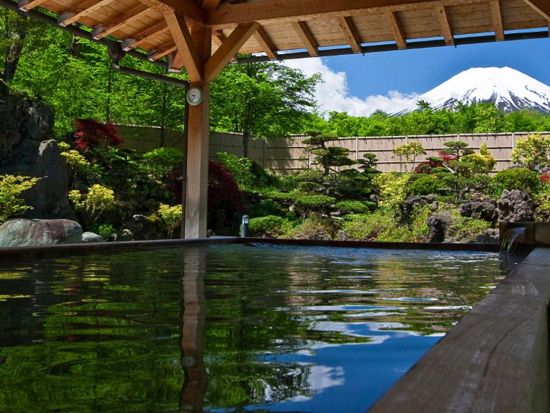 東京発日帰りバスツアー　富士山五合目（または新倉山浅間公園）＋河口湖＋山中湖＋温泉 富士山周辺の静寂な風景を満喫するコース＜東京・新宿発着＞