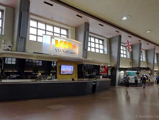 Montreal-Central-Station-VIA-Rai