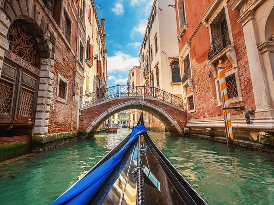 Italy_Venice_Gondola_AdobeStock_102965267