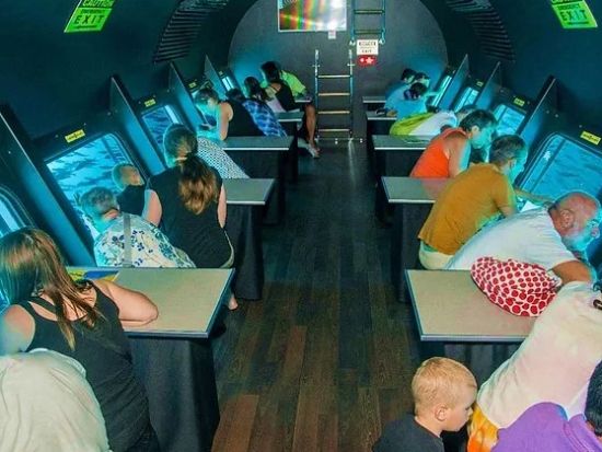 シー スコープ半潜水艦ツアー　海面下3メートルの展望デッキから紅海の水中世界を観賞＋シュノーケリングも体験できる！＜英語／ハルガダ発＞