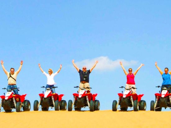 デザートサファリツアー　ベドウィン村訪問＋キャメルライドなどのアクティビティ＋バーベキューディナーを満喫！＜英語／ハルガダ発＞