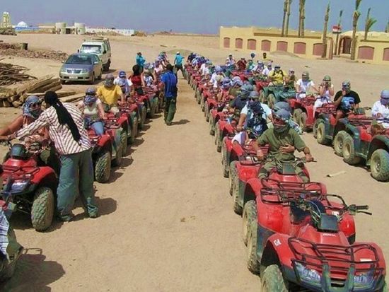 デザートサファリツアー　ベドウィン村訪問＋キャメルライドなどのアクティビティ＋バーベキューディナーを満喫！＜英語／ハルガダ発＞