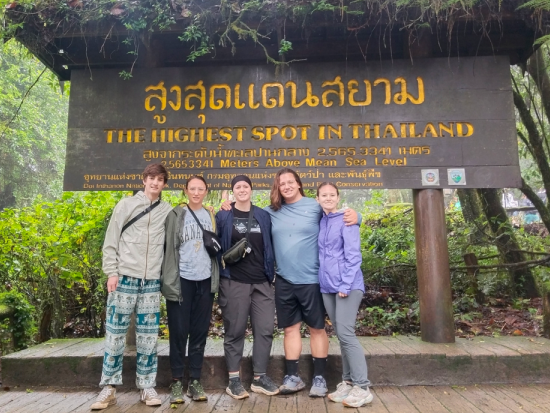 【チェンマイ発】ドイ・インタノン山ハイキング＆象とふれあうエコツアー ジョイ・エレファント・サンクチュアリ ＜英語ガイド／1日／昼食付き／ホテル往復送迎＞