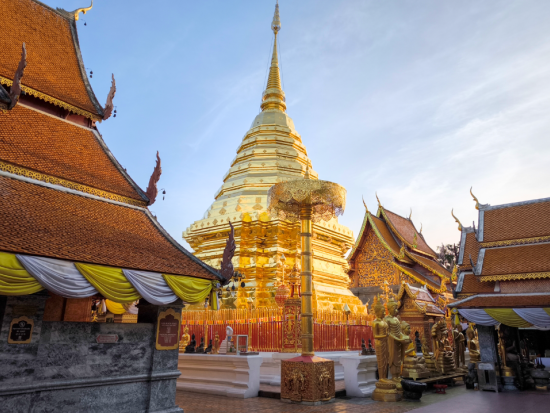 【チェンマイ発】ドイ・ステープ寺院で朝日鑑賞＆象とふれあうエコツアー ジョイ・エレファント・サンクチュアリ ＜英語ガイド／1日／朝食＆昼食付き／ホテル往復送迎＞