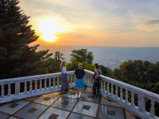 【チェンマイ発】ドイ・ステープ寺院で朝日鑑賞＆象とふれあうエコツアー ジョイ・エレファント・サンクチュアリ ＜英語ガイド／1日／朝食＆昼食付き／ホテル往復送迎＞