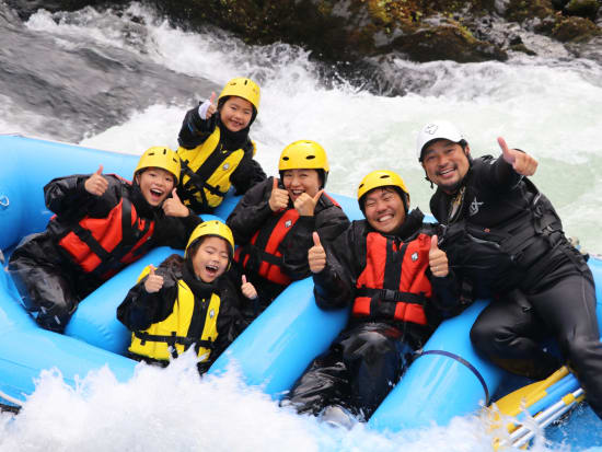 南富良野ラフティングツアー シソラプチ川の美しい自然の中で、北海道で人気のアクティビティ"ラフティング"を満喫するコース＜3時間／9月・10月／南富良野町＞