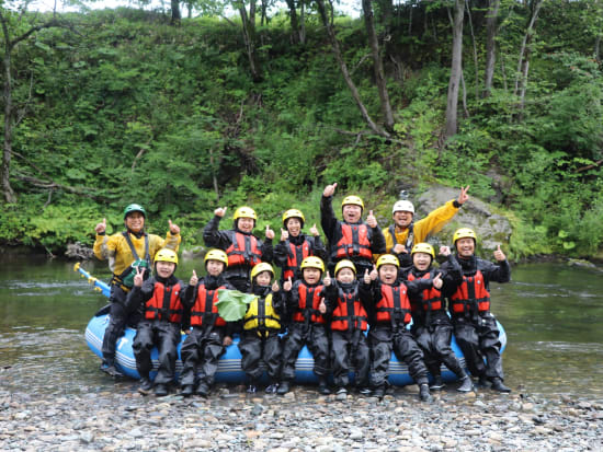 南富良野ラフティングツアー シソラプチ川の美しい自然の中で、北海道で人気のアクティビティ"ラフティング"を満喫するコース＜3時間／9月・10月／南富良野町＞