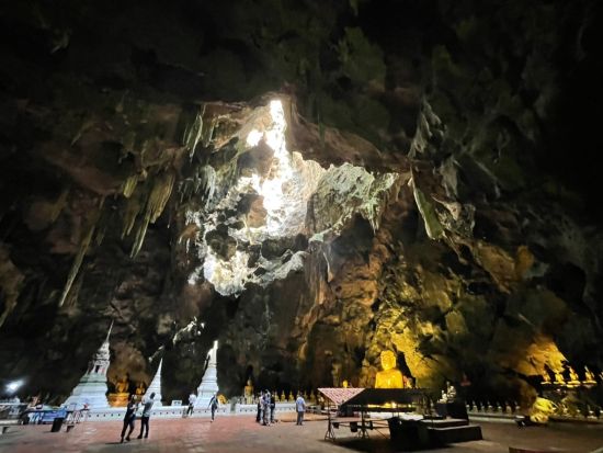 ペッチャブリー日帰りツアー　カオ・ルアン洞窟＋ プラナコーンキリ国立歴史公園＋ご当地名物「鏡で焼くガイヤーン」＜昼食付き／日本語ガイド／バンコク発＞