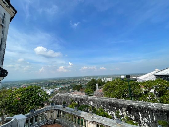 ペッチャブリー日帰りツアー　カオ・ルアン洞窟＋ プラナコーンキリ国立歴史公園＋ご当地名物「鏡で焼くガイヤーン」＜昼食付き／日本語ガイド／バンコク発＞