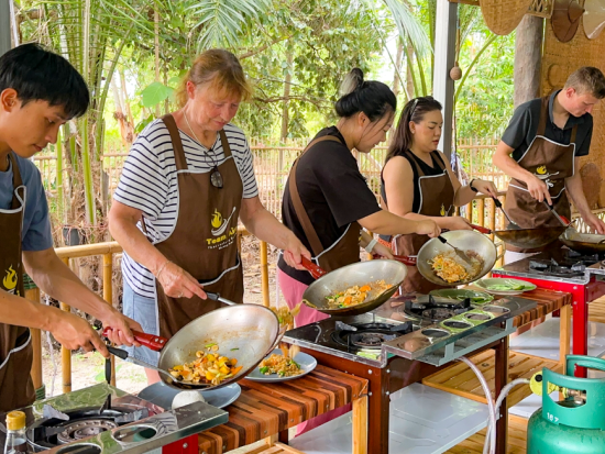 【チェンマイ発】タイ料理教室＆象とふれあうエコツアー ジョイ・エレファント・サンクチュアリ ＜英語ガイド／1日／昼食＆夕食付き／ホテル往復送迎＞