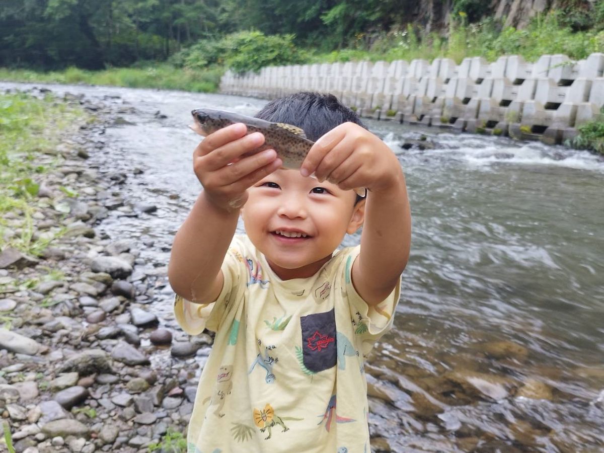 渓流の渓谷と釣り人と泳ぐ子ども達　ジオラマ 渓流の渓谷と釣り人と泳ぐ子ども達 ジオラマ 渓流の渓谷と釣り人と泳ぐ