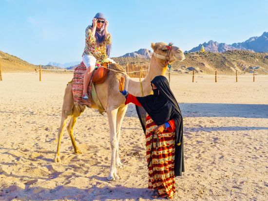 デザートサファリツアー　ベドウィン村訪問＋キャメルライドなどのアクティビティ＋バーベキューディナーを満喫！＜英語／ハルガダ発＞